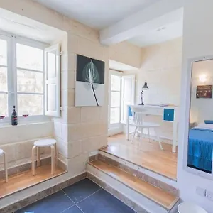 https://spacious-central-valletta-house-for-8.hotelssaintjulians.com